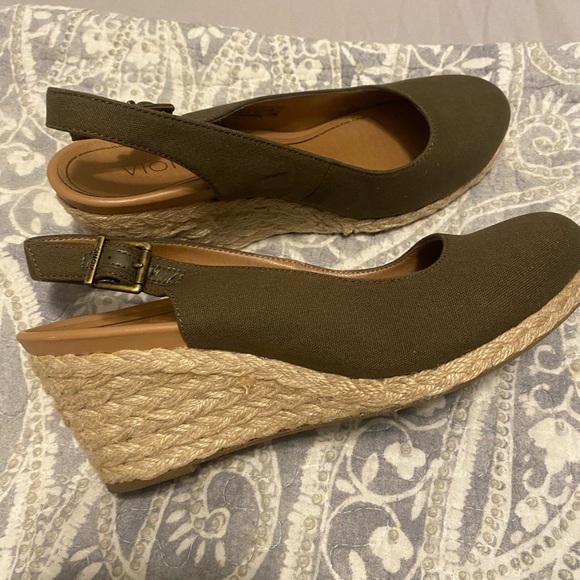 Vionic Canvas Back-Strap Wedges Coralina Olive Sling Back Summer Spring 7.5 Size - Picture 1 of 7